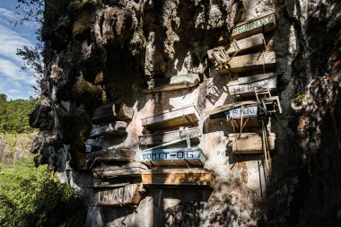 Sagada, Luzon, Filipinler - 3 Ocak 2016: Echo Valley 'de Sagada' nın ünlü asma tabutları 2000 yıllık Igorot defin geleneğini doğruluyor.