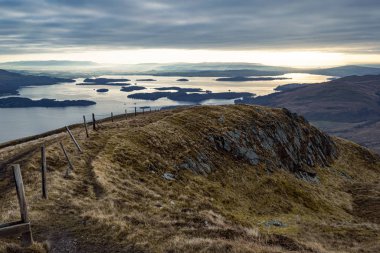Lomond Gölü üzerinde bir sonbahar gününde Beinn Dubh, İskoçya 'dan gün doğumu görüntüsü.