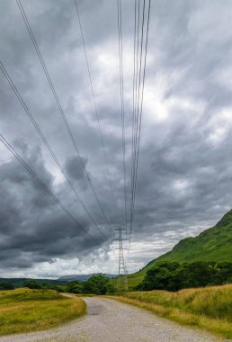 İskoç manzarasının arka planına karşı tek bir elektrik direği var. Glen Strae 'de, İskoç Highlands yakınlarındaki..