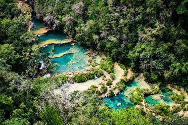 Semuc Champey, Guatemala 'nın Alta Verapaz departmanındaki Cahabon Nehri' ndeki kireçtaşı havuzları..