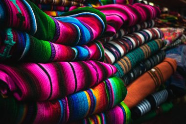 Antigua Guatemala 'da yerel bir el sanatları pazarında geleneksel Maya battaniyeleri katlandı.