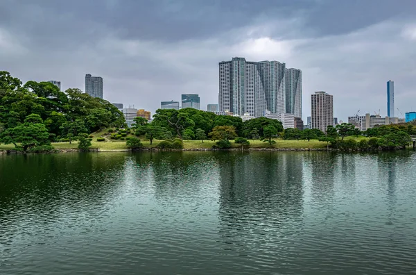 Tokio Japonsko Října 2018 Pohled Rybník Směrem Mrakodrapům Hamarikyu Gardens — Stock fotografie