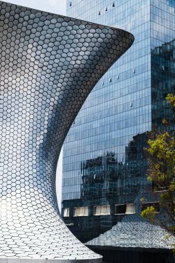 Mexico City - 9 Nisan 2017: Güneşli bir günde etrafındaki binalara yansıyan Soumaya Müzesi.