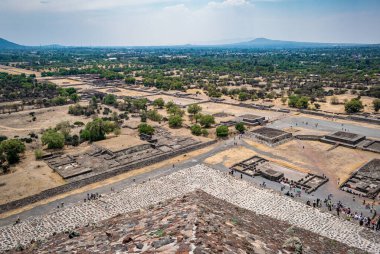 Teotihuacan, Meksika - 10 Nisan 2017: Mexico City 'den 40 km uzaklıktaki Teotihuacn arkeolojik sahasında Güneş Piramidinin tepesinden görüntü.