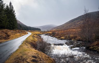 Yağmurlu bir kış gününde İskoç kırsalında. Glen Lyon, Perthshire, İskoçya.
