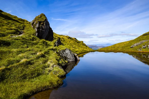 Scottish Highlands Summer Landscape Deep Blue Sky Rocks Reflecting Reflecting — Stockfoto