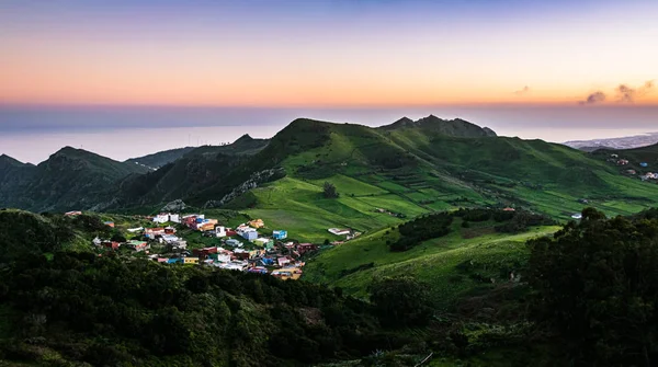 Scenic Kleurrijke Zonsondergang Boven Klein Dorpje Het Noordelijke Deel Van — Stockfoto