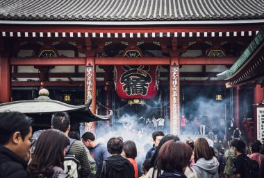 Asakusa, Tokyo, Japonya - 16 Ekim 2018: Tokyo 'nun en eski tapınağı olan Sensoji Tapınağı' nın kapısındaki dev kırmızı fenerin etrafındaki hacı ve turist kalabalığı.