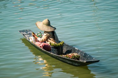 Inle Lake, Myanmar - 30 Ocak 2018: Burmese Intha 'lı kadın yerel işletmelere ve turistlere nilüfer çiçeği satıyor. 