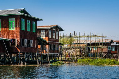 Inle Gölü, Myanmar (Burma) - 30 Ocak 2018: Suya inşa edilen geleneksel Intha ahşap evler.
