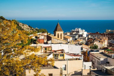 Alicante, İspanya - 25 Aralık 2016: Arka planda mavi denizin olduğu güneşli bir günde Alicante 'nin tarihi eski kasabasına bakın.