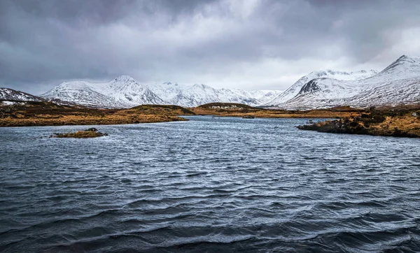 Moody Winter Scottish Highlands Krajina Zasněžené Vrcholky Černé Hory Táhnou — Stock fotografie