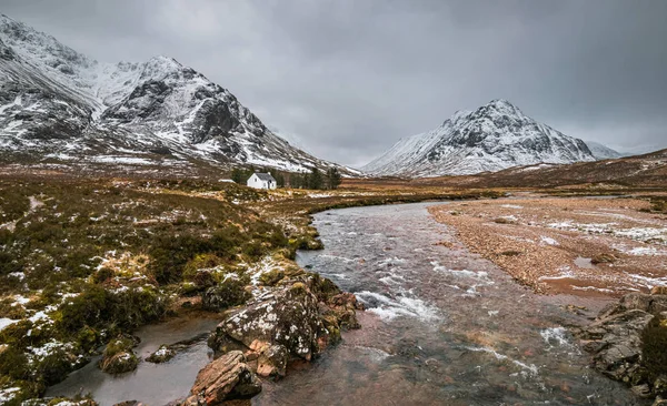 Malebná Zimní Krajina Glen Coe Ikonickou Bílou Chalupou Úpatí Buachaille — Stock fotografie