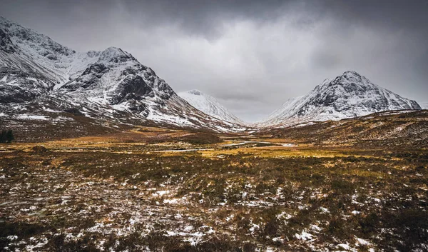 苏格兰格伦 科伊的冬季景色 雪峰覆盖的Buachaille Etive Beag和Aonach Eagach 地平线上乌云密布 — 图库照片