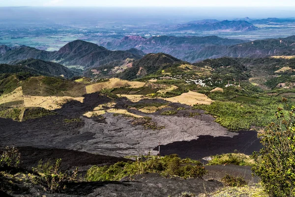 Paisagem Vulcânica Com Colinas Nebulosas Campos Lava Negra Perto Vulcão — Fotografia de Stock