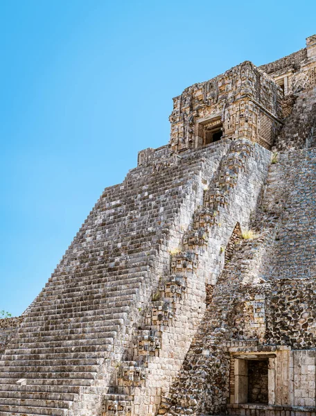 Sihirbazın Piramidinin dik basamaklarında, antik Maya şehri Uxmal, Yucatan, Meksika 'daki soluk mavi gökyüzünün arka planına yakın çekim..