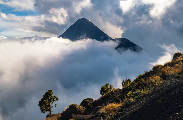 Piek Van Vulkaan Volcan Fuego Bedekt Met Wolken Rond Zonsondergang — Stockfoto