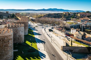 Açık bir kış gününde, ünlü ortaçağ şehir surlarından tarihi vila manzarası. Eski kasaba girişleri Unesco Dünya Mirası sitesi olarak listelenmiş..