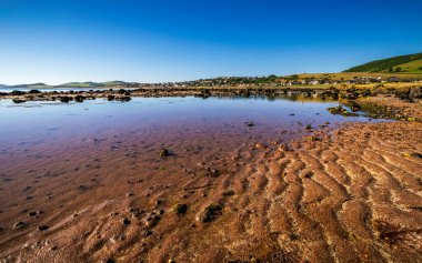 Clyde sahilinin renkli Firth 'ü, açık bir yaz gününde öğleden sonra İskoçya' nın Seamill kasabasının yakınlarındaki gelgitte..