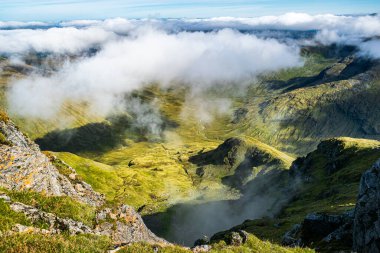 Coire Gaothach 'ı bir yaz günü Ben Lui' nin tepesinden bulutların arasından seyret..