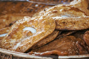 Loikaw, Myanmar 'daki yerel marketteki lezzetli hindistan cevizi pancajes' lerini yakın çekim. Tipik yerel sokak yemekleri..