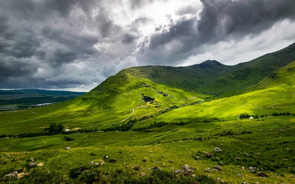 Летний Пейзаж Шотландского Нагорья Глен Страе Зеленый Вулкан Грозовыми Облаками — стоковое фото
