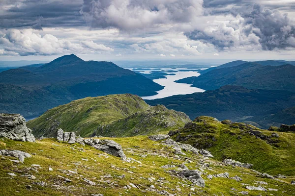 Pohled Vrcholu Ben Vorlich Směrem Zelené Travnaté Stráně Dole Loch — Stock fotografie