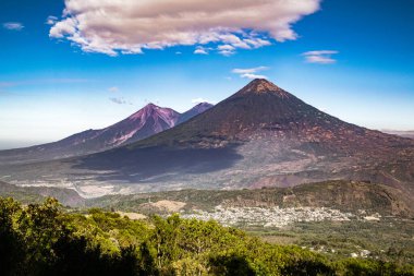 Orta Amerika, Guatemala 'daki Antigua yakınlarındaki Pacaya volkanının yamaçlarından Volcan de Agua ve Acatenango manzarası. Guatemala 'nın volkanik gündüz manzarası.