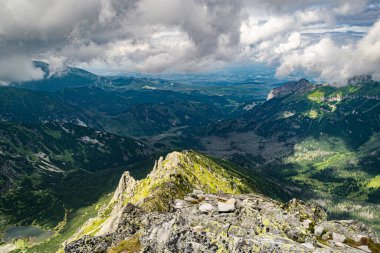 Bulutlu bir yaz gününde Belianske Tatras 'taki yeşil vadide Jahnaci ilmek zirvesinden manzara. Slovakya manzaralı Tatra manzarası.
