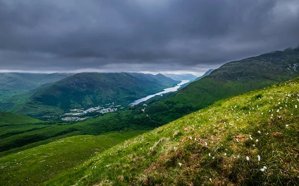Letní Skotská Vysočina Krajina Zatažený Den Nízko Visícími Tmavými Mraky — Stock fotografie