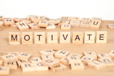 Motive, üzerinde yazılı ahşap küp kelime