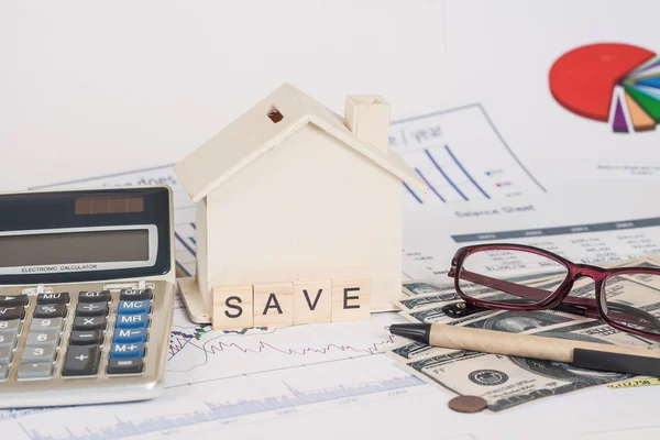 Casa en miniatura con dinero y carta — Foto de Stock