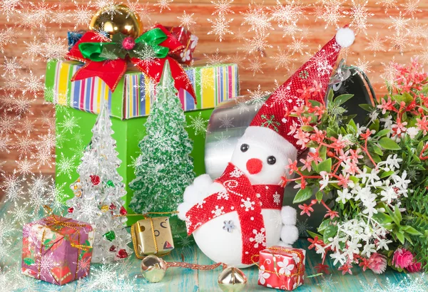 偽雪のフレークとクリスマスの装飾 — ストック写真