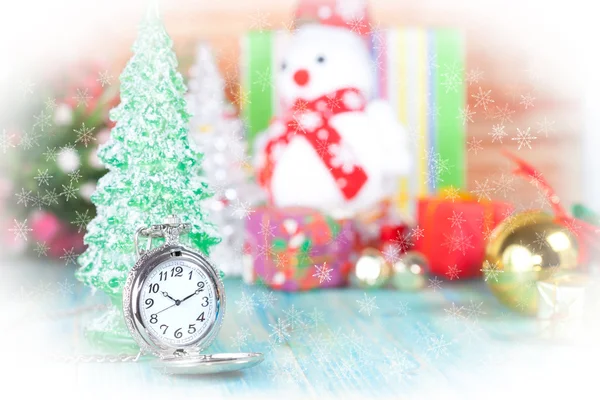 Montre de poche dans la neige, Noël et nouvelle année concept — Photo