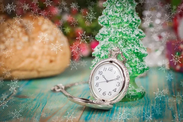 Relógio de bolso na neve, Natal e conceito de ano novo — Fotografia de Stock