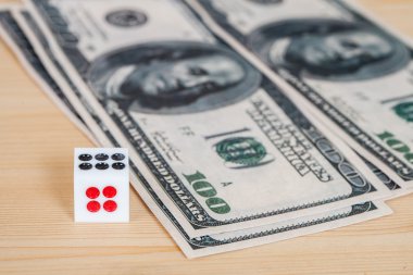 ahşap masa üzerinde bizimle Doları dices