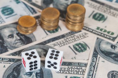 Coines deste ile ahşap masa üzerinde iki dices