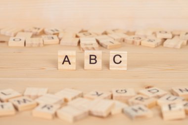 Ahşap küp üzerinde yazılı Abc kelime