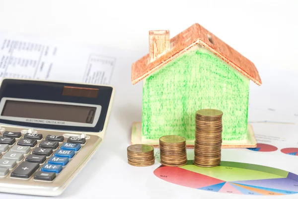 Huis bank en munt op zakelijke papier — Stockfoto