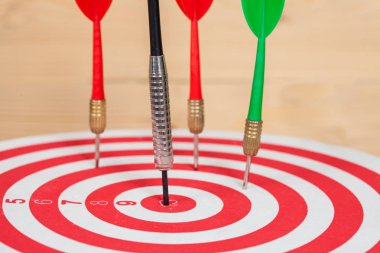 Dart oku ve dart tahtası ahşap arka plan üzerinde