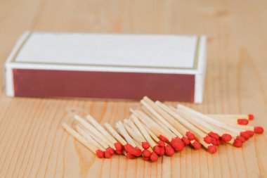 Matchsticks ve kutusunun üzerine ahşap arka plan