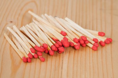 Matchsticks ahşap arka plan üzerinde