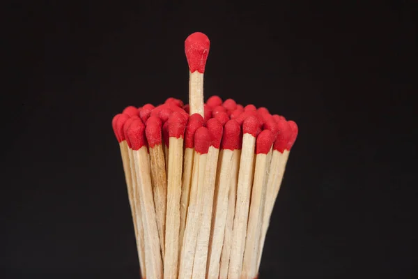 Matchstick stående över från gruppen, ledare koncept — Stockfoto