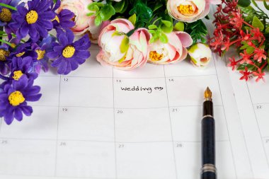 Word düğün takviminde tatlı çiçekler ve kalem, aşk conce