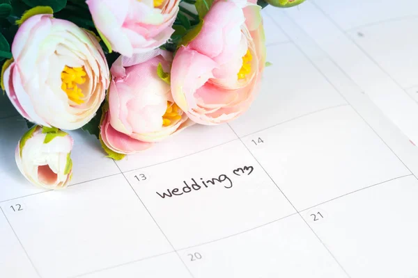 词婚礼上带有芬芳的花朵，爱情观的日历 — 图库照片