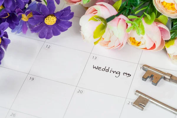 Palabra boda en el calendario con flores dulces, concepto de amor —  Fotos de Stock