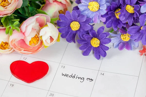 Palabra boda en el calendario con flores dulces, concepto de amor —  Fotos de Stock