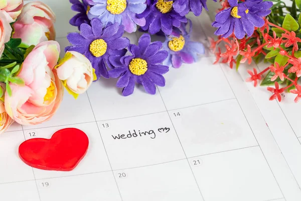 词婚礼上带有芬芳的花朵，爱情观的日历 — 图库照片