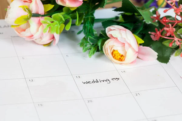 Palabra boda en el calendario con flores dulces, concepto de amor —  Fotos de Stock