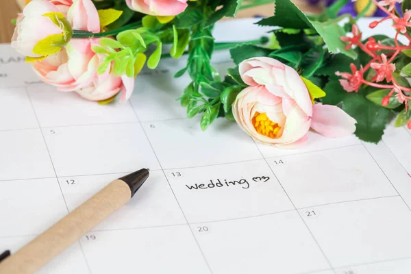 Worthochzeit auf Kalender mit süßen Blumen und Stift, Liebe conce — Stockfoto